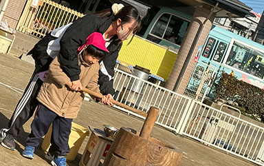 おもちつきの様子